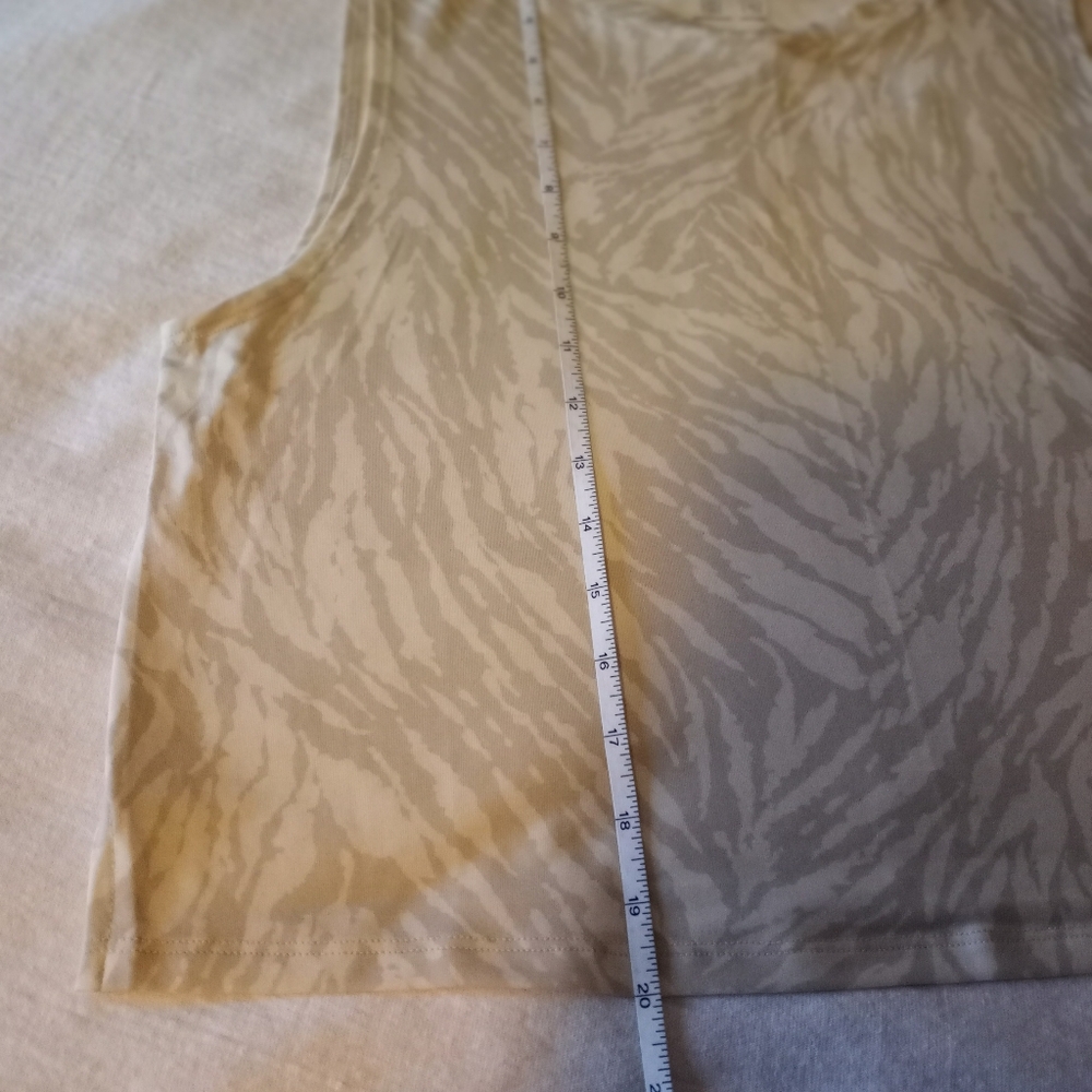 NWT GapFit Crop Top, Athletic Top - Picture 4 of 9